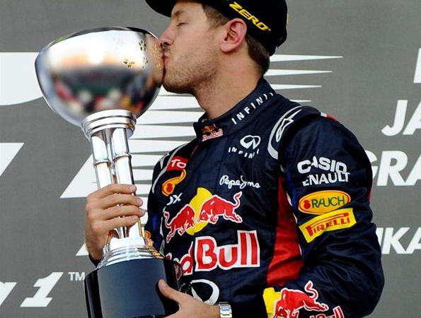 Sebastian Vettel peut embrasser son trophée