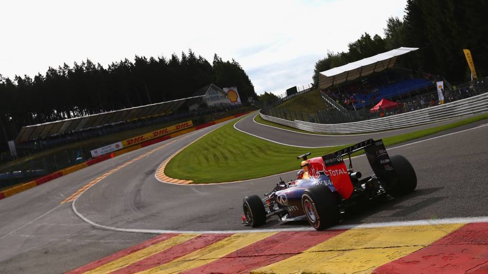 D.Ricciardo à l'assaut de l'Eau Rouge