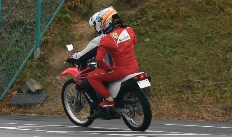 F.Alonso rentre aux stands sur deux roues
