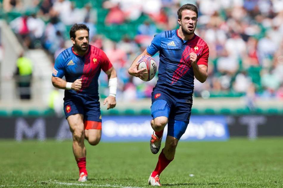 Martin Laveau, ballon en main, aux côtés de Julien Candelon, un des leaders de l'équipe de France à 7.