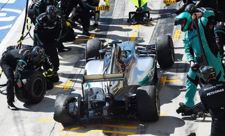 N.Rosberg de retour aux pits après sa crevaison avec Ricciardo