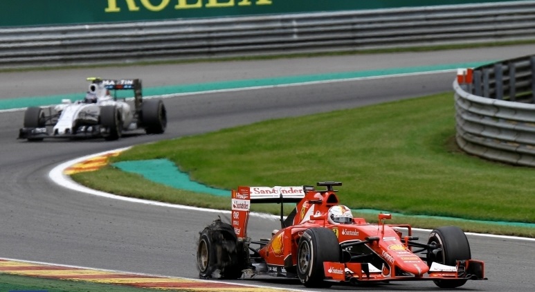 S.Vettel (Ferrari) rattrapé par Bottas (Williams) après la perte de son pneu